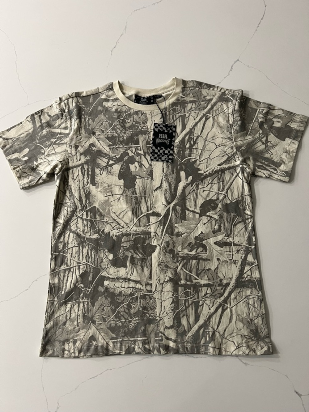 NWT Rebel Vengeance Men's Apparel Camo Tree Trunk T-Shirt - Size: Medium
